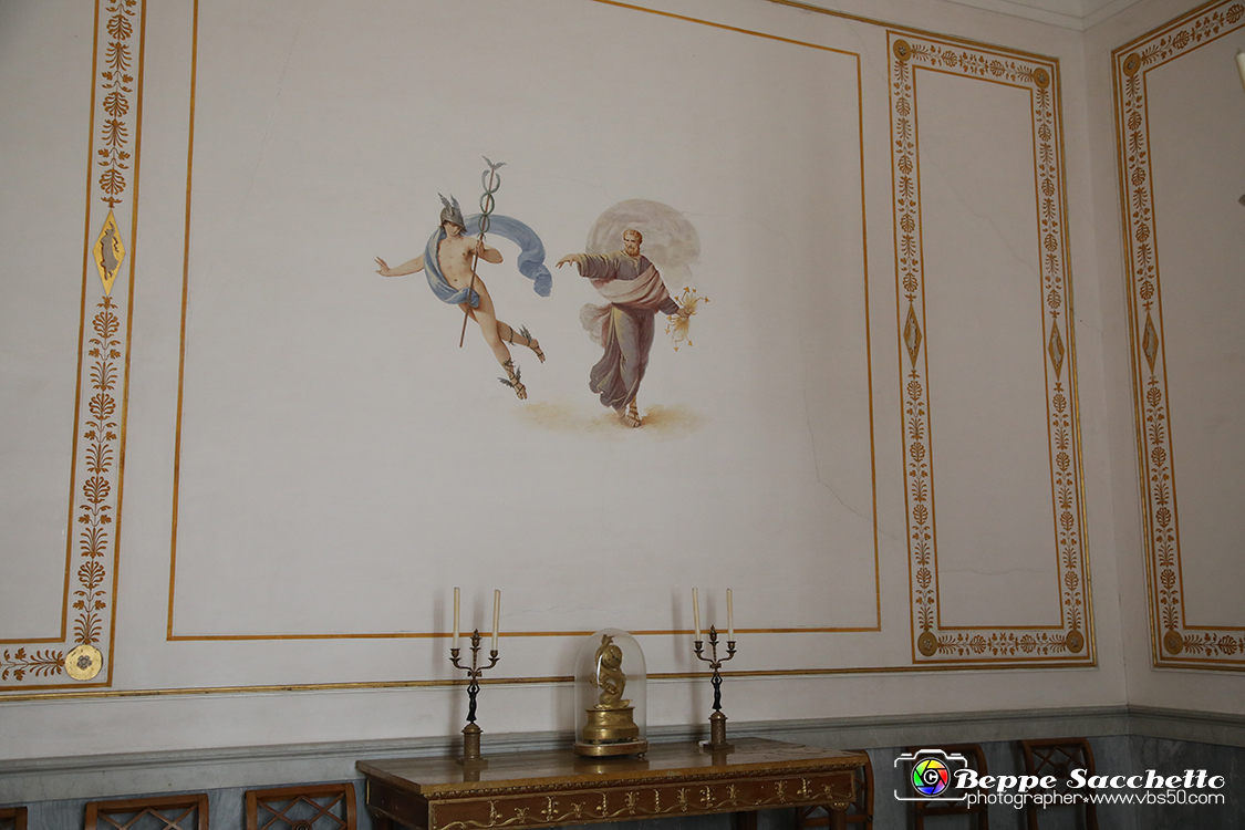 VBS_6503 - Villa Pisani - Stra (Venezia).jpg - SALA DELLE DAME L'architetto Giuseppe Maria Soli volle affidare l'incarico di affrescare gli ambienti al pittore Borsato e a Carlo Bevilacqua, che qui scelse come tema Apollo e le Ore perche era adeguato alla funzione della sala, ispirandosi alle decorazioni delle case di Ercolano e di Pompei.